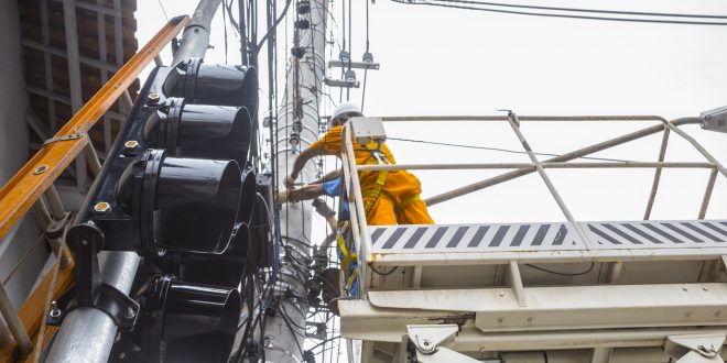 detalhe do semáforo sendo instalado