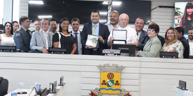 padre José Maria Falco, vereadores e autoridades posam com homenagem em mãos