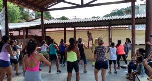cidadãos se exercitando em tarde de lazer