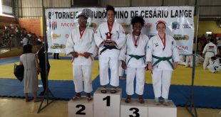 atletas de cotia no pódio do Torneio Aberto Umino de Judô