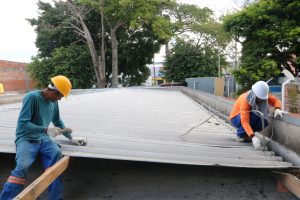 homens trabalhando em reforma da usf parque jandaia