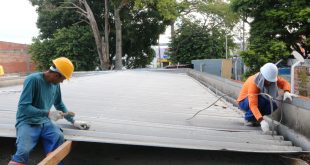 homens trabalhando em reforma da usf parque jandaia