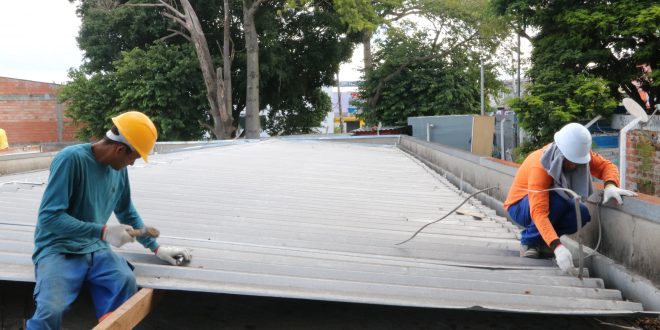 homens trabalhando em reforma da usf parque jandaia