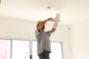 homem trabalhando em teto durante reforma da usf parque jandaia