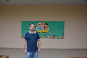 alexandre pierroni posa dentro de escola em são roque