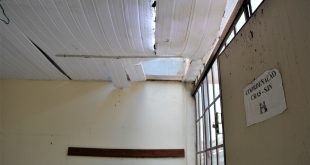 interior do cras são joão novo com pedaços do teto caindo