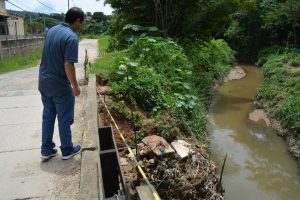 homem observa ponte quebrada em são joão novo