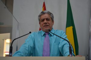vereador josé luiz discursando na tribuna da câmara de carapicuíba