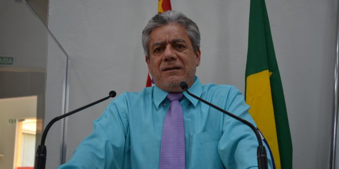 vereador josé luiz discursando na tribuna da câmara de carapicuíba