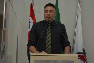 rafael marreiro discursando na tribuna da câmara de são roque