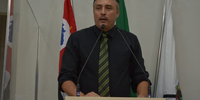 rafael marreiro discursando na tribuna da câmara de são roque