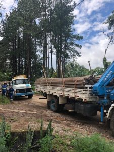 caminhões com tubulações para a avenida dona nega