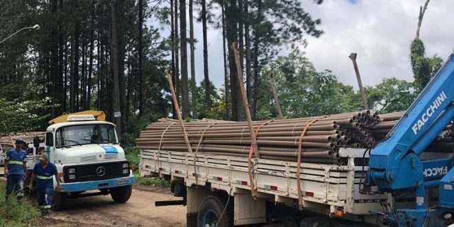 caminhões com tubulações para a avenida dona nega