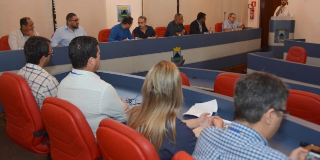 autoridades reunidas na audiência pública com a sabesp