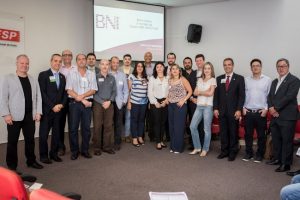 empresários posam no auditório do ciesp