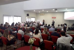 empresários acompanham palestra no auditório do ciesp