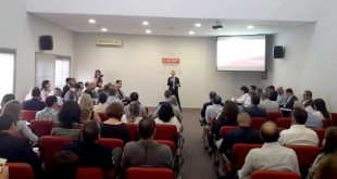 empresários acompanham palestra no auditório do ciesp
