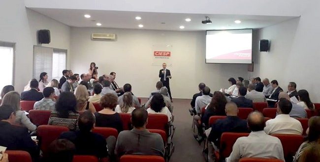 empresários acompanham palestra no auditório do ciesp