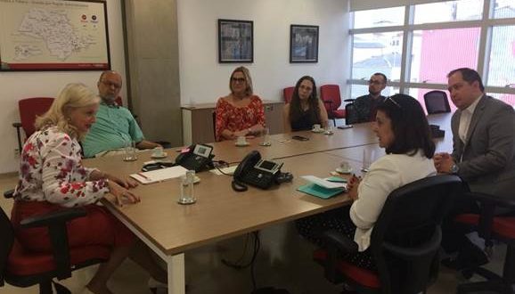 autoridades reunidas para discutir a avaliação