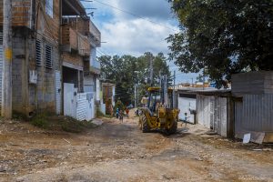 retroescavadeira em rua do bairro monjolo