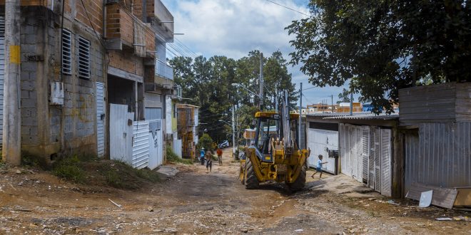 retroescavadeira em rua do bairro monjolo