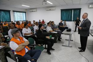 agentes da defesa civil e do IPT em sala de aula