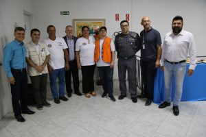agentes da defesa civil e do IPT posam para foto