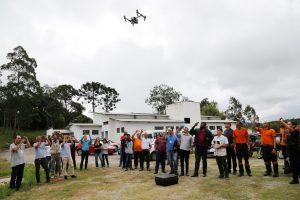 agentes da defesa civil e do IPT observam drone voando