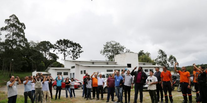 agentes da defesa civil e do IPT observam drone voando