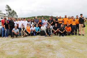 agentes da defesa civil e do IPT observam drone voando