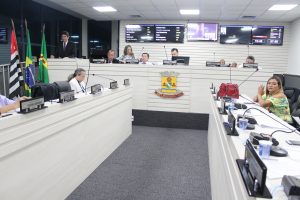 vereadores reunidos durante sessão da câmara de carapicuíba