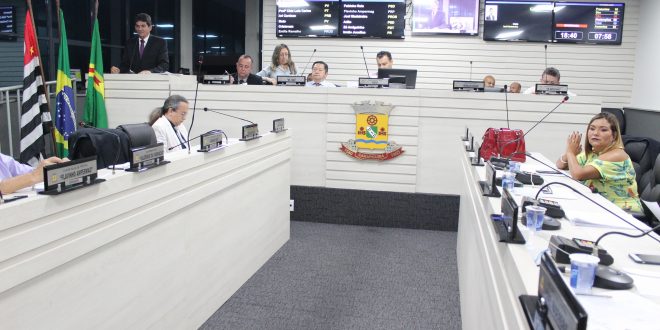 vereadores reunidos durante sessão da câmara de carapicuíba
