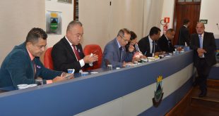 Tim, Celso Itiki, Dr. Castor, Drª Eliana, Professor Osmar, Sandrinho Santos e Tagarela na mesa diretora da câmara de cotia