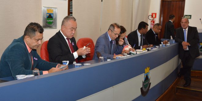 Tim, Celso Itiki, Dr. Castor, Drª Eliana, Professor Osmar, Sandrinho Santos e Tagarela na mesa diretora da câmara de cotia