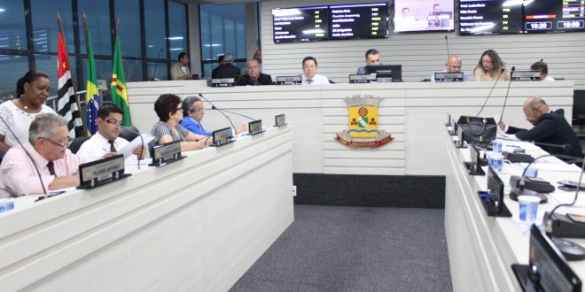 vereadores reunidos para a 5ª sessão ordinária da câmara de carapicuíba