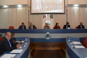vereadores reunidos na mesa diretora e no plenário da câmara
