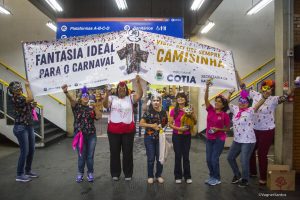 agentes da saúde caminham pelo terminal de cotia com faixas educativas