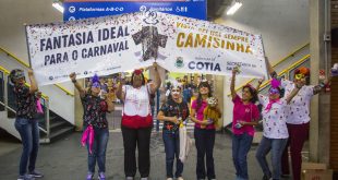 agentes da saúde caminham pelo terminal de cotia com faixas educativas