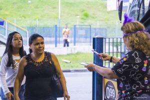agentes da saúde distribuem panfletos