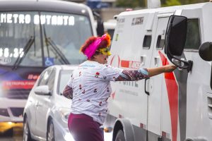 agente de sáude entrega panfleto a passageiro de carro forte