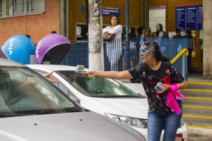 angetes de saúde distribuem panfletos a motoristas em cotia