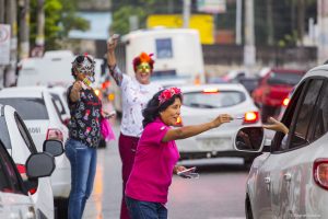 angetes de saúde distribuem panfletos a motoristas em cotia
