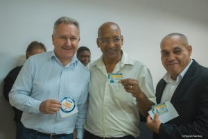 secretário joaquim brechó posa com taxistas