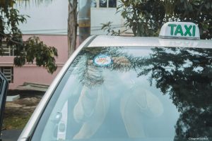 um táxi com o selo de aprovação afixado no para-brisa
