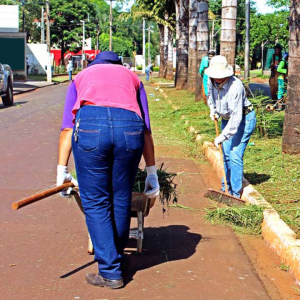 homens trabalhando em rua de jandira