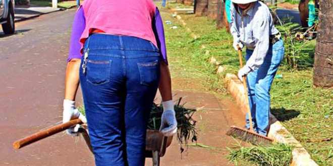 homens trabalhando em rua de jandira