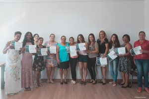 alunas do curso de manicure posma com certificados em mãos
