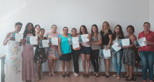 alunas do curso de manicure posma com certificados em mãos