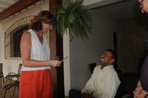 secretária célia parnes conversa com cadeirante na inauguração da Residência Inclusiva do Instituto Pequeno Cotolengo