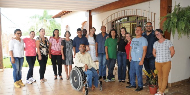 autoridades reunidas na inauguração da Residência Inclusiva do Instituto Pequeno Cotolengo